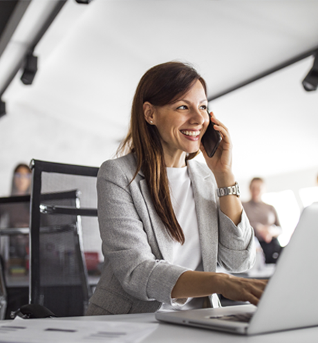 3 mujeres en una sala sentadas conversando
