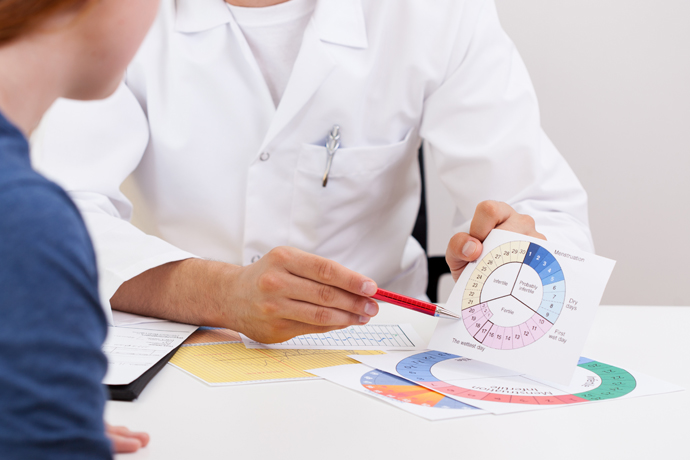 Doctor explicando a niña su período menstrual