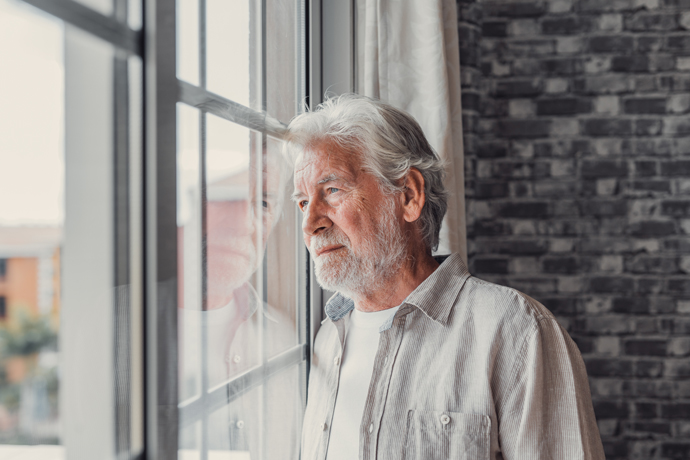 Hombre mayor preocupado