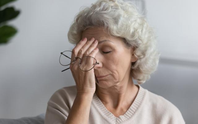 Mujer mayor sufriendo pérdida de memoria a corto plazo. 