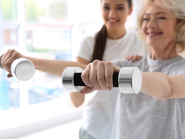 Mujer de la tercera edad haciendo ejercicios